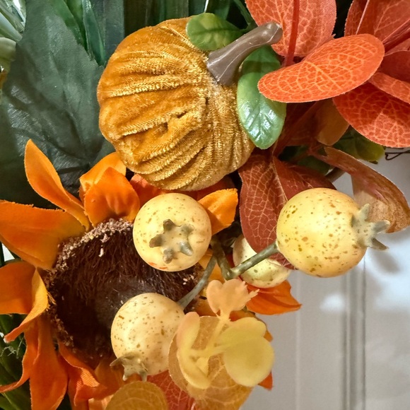 Festive Autumn Wreath with Sunflowers and Pumpkins - Picture 4 of 7